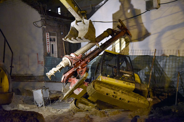 ХОРОР НА ДОРЋОЛУ! У Венизелосовој улици багер ударио у кућу! (ФОТО)